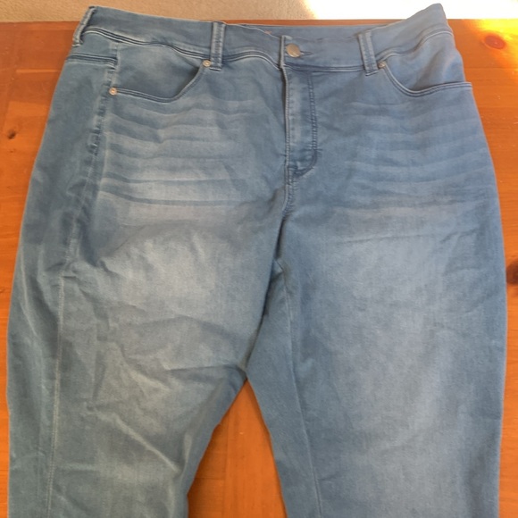 Melissa McCarthy seven jeans. Light denim. Soft material. Size 22. Worn once. - Picture 2 of 9